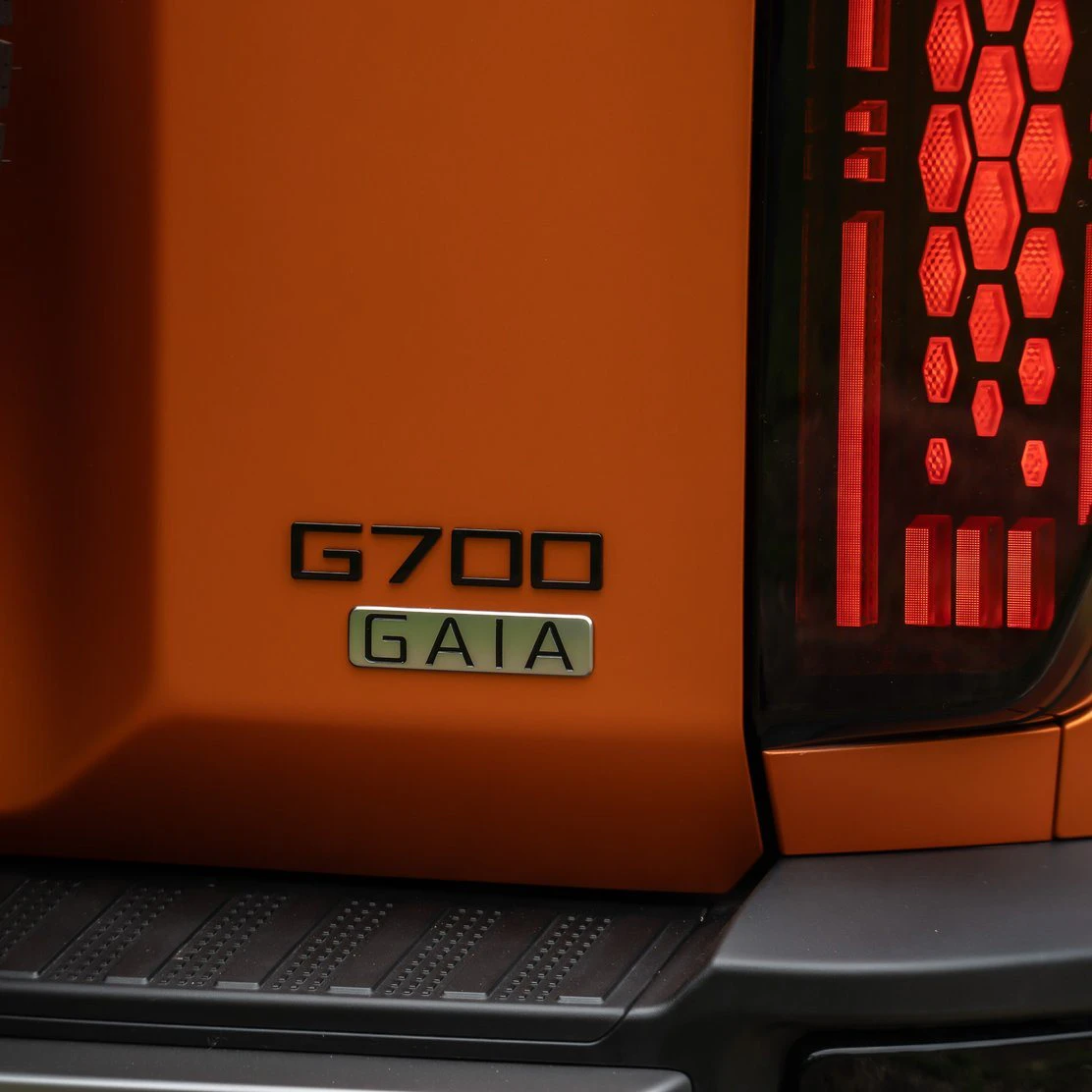 Lanterna traseira hexagonal e emblema G700 do JETOUR G700 laranja