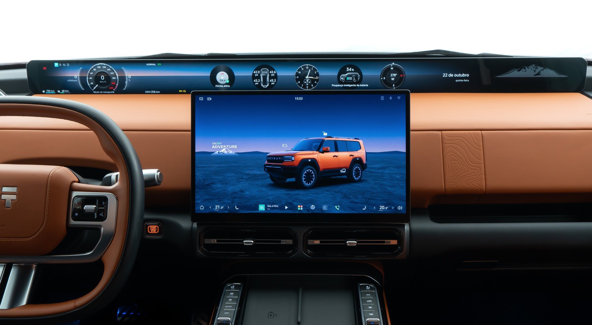 Painel do JETOUR G700 com volante, faixa digital e central multimídia, em acabamento terracota