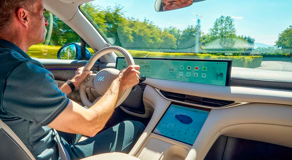 Motorista ao volante do MG IM6, com a tela de 26,3 polegadas no painel