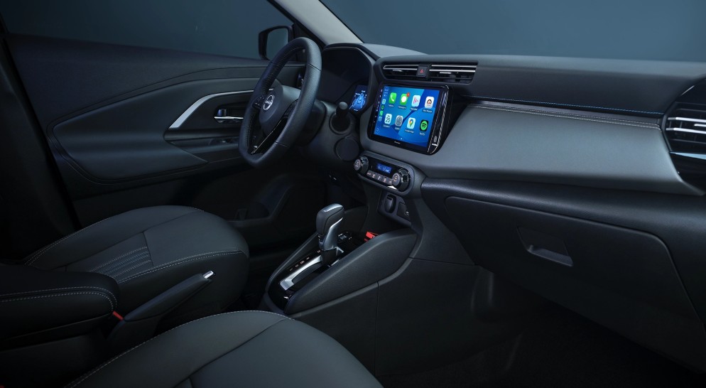 Painel do Nissan Kait com volante, central multimídia e console visto pela porta do motorista