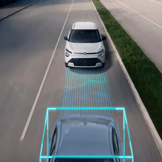 Nissan Kait na estrada com o sensor de frenagem autônoma detectando o carro à frente